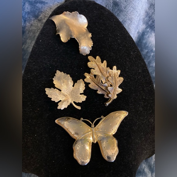 Jewelry - Lot of 4 pin/brooches